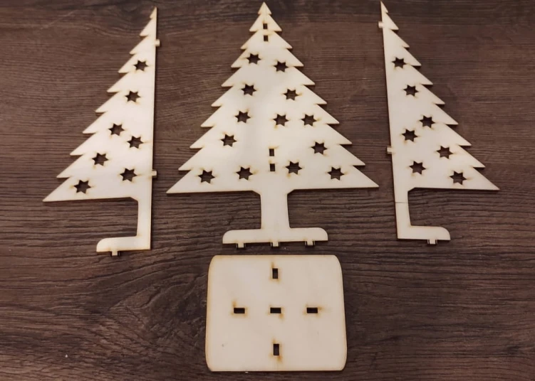 Choinka stojąca na podstawce ze sklejki świąteczne drzewko 3D 20 x 13,5 cm wzór 270