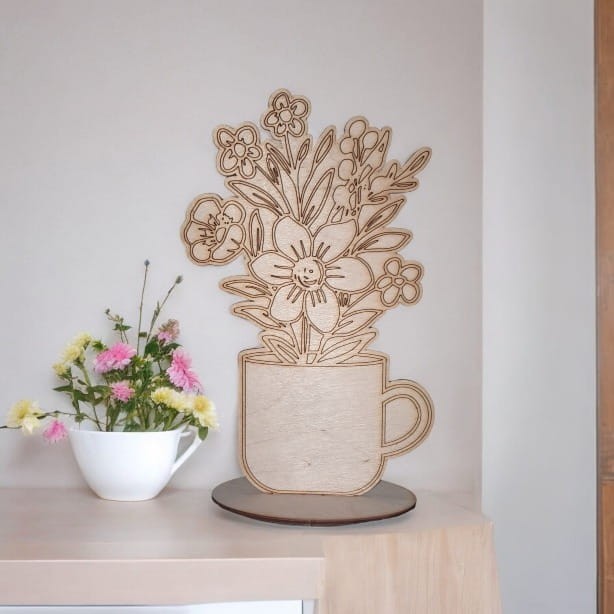 Ozdoba drewniana bukiet kwiatów na podstawce kubek 11,5x19,5 cm