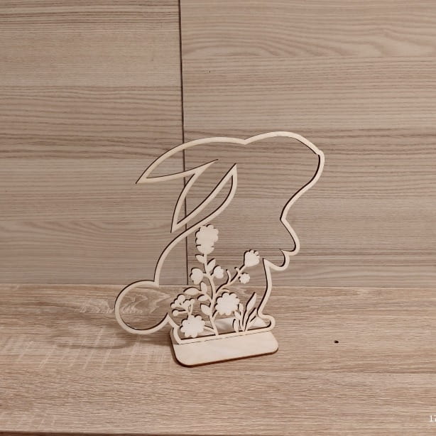 Ozdoba na stół Zając wielkanocny na nóżce kwiaty 15 x 20 cm wzór 522